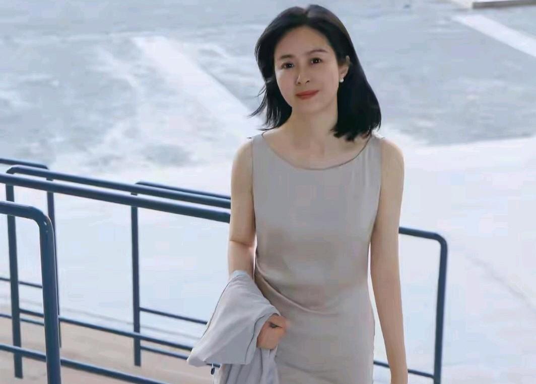 47岁正中年，虽然有钱清闲衣食无忧，或许日子过得并不顺心如意！
大美女外表也很不