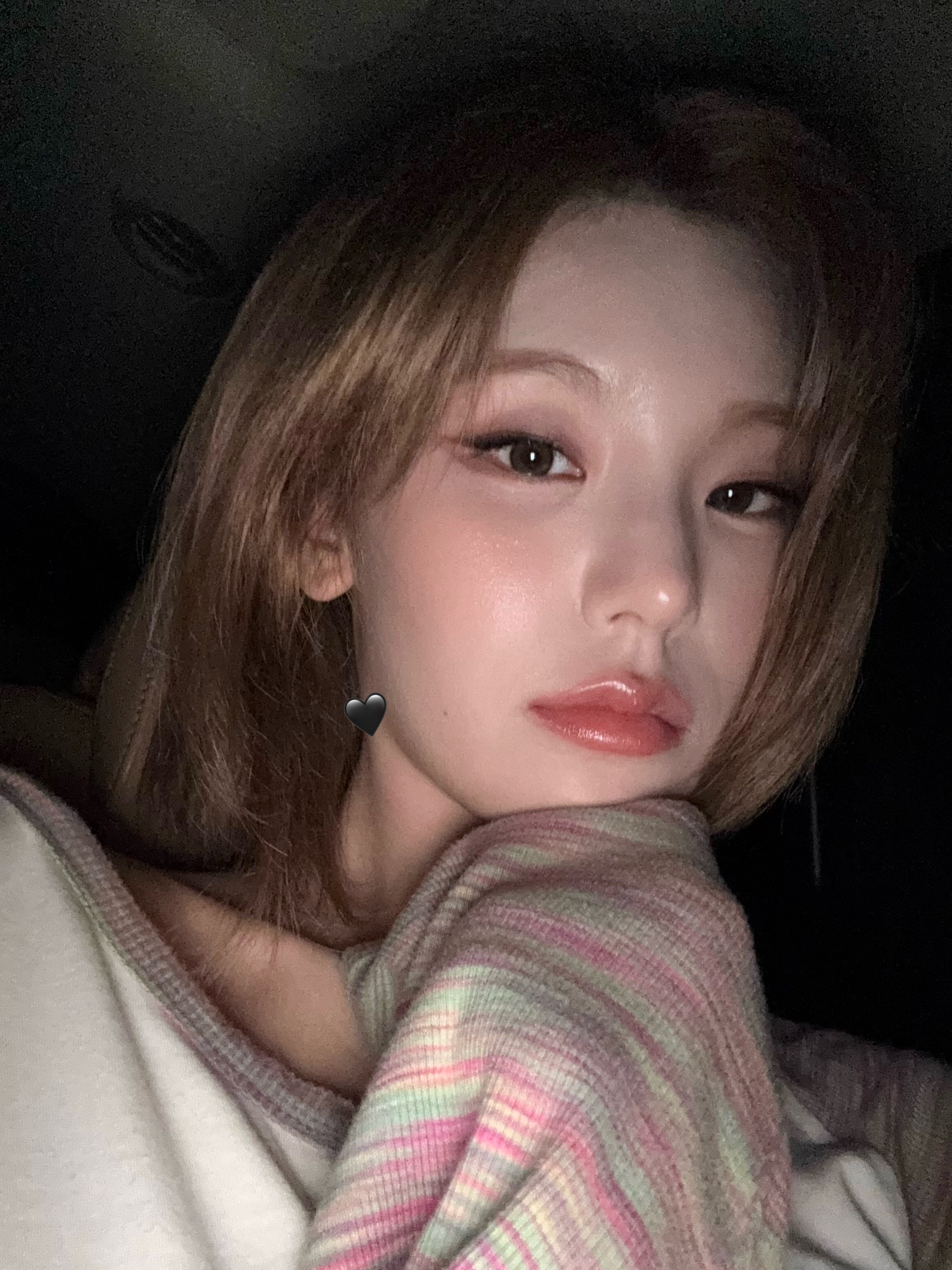 这个角度也太暧昧🖤：今天妆容很好 给你们留下照片🖤：大家晚安 