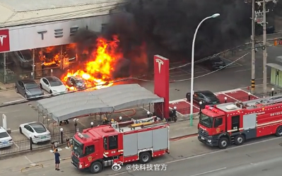 【特斯拉门店前一车辆起火波及旁车！店方：起火的不是特斯拉】福建莆田荔城区一处特斯
