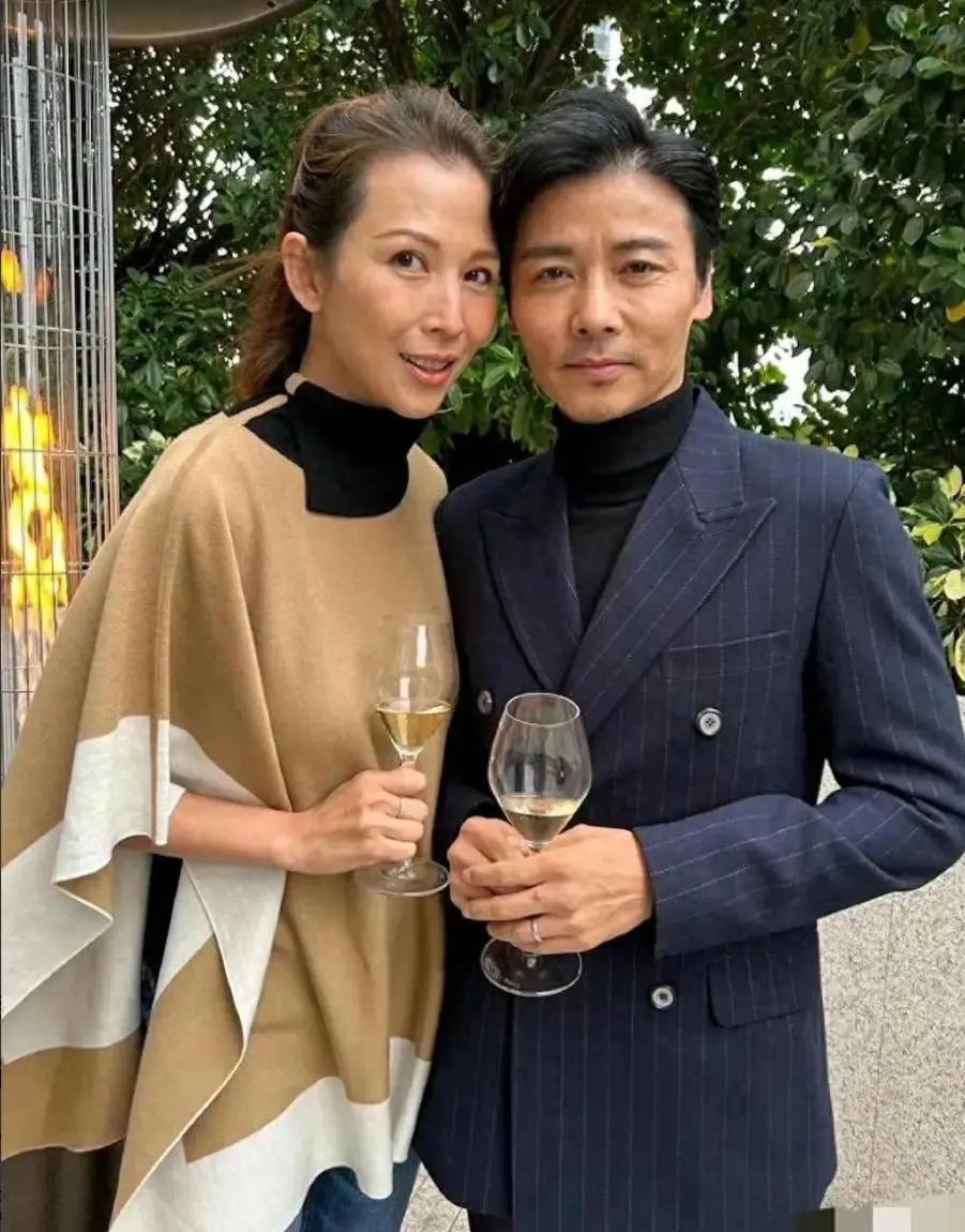 当年，主持人当众问张晋：“你老婆跟过刘銮雄六年，你不介意吗？”全场瞬间死寂。蔡少