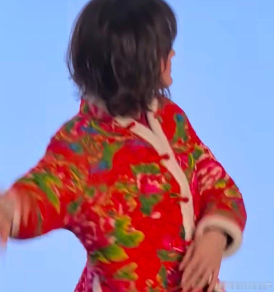 文淇也太像情绪稳定的卡皮巴拉了吧！让穿东北大花袄就乖乖上身，让学企鹅表情包跳舞就