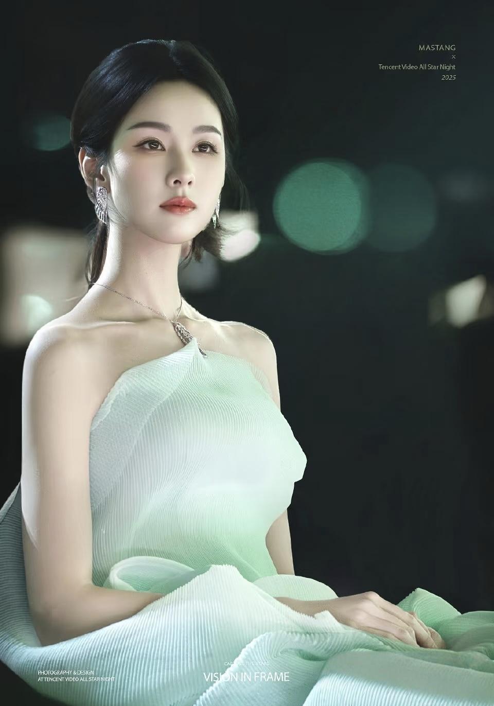 陈都灵在《左耳》首映礼上说，演不好就回家读博，她爸在南航边上买了学区房。
记者