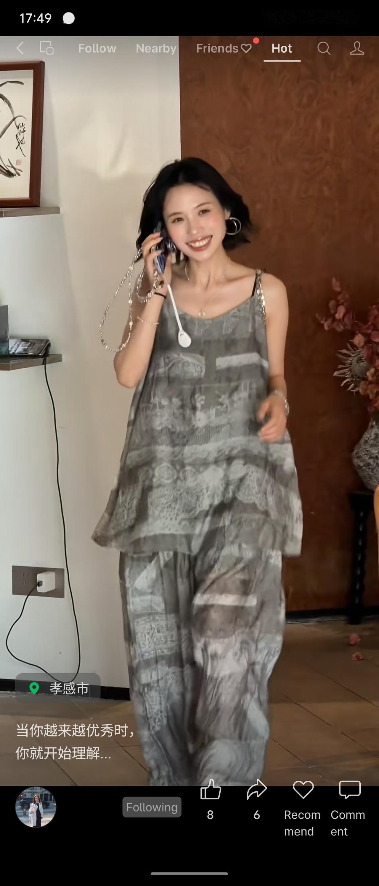浅灰水墨清冷雅致，鹅黄碎花温柔明媚，两套松弛吊带套装各有韵味。短发衬着灿烂笑意，