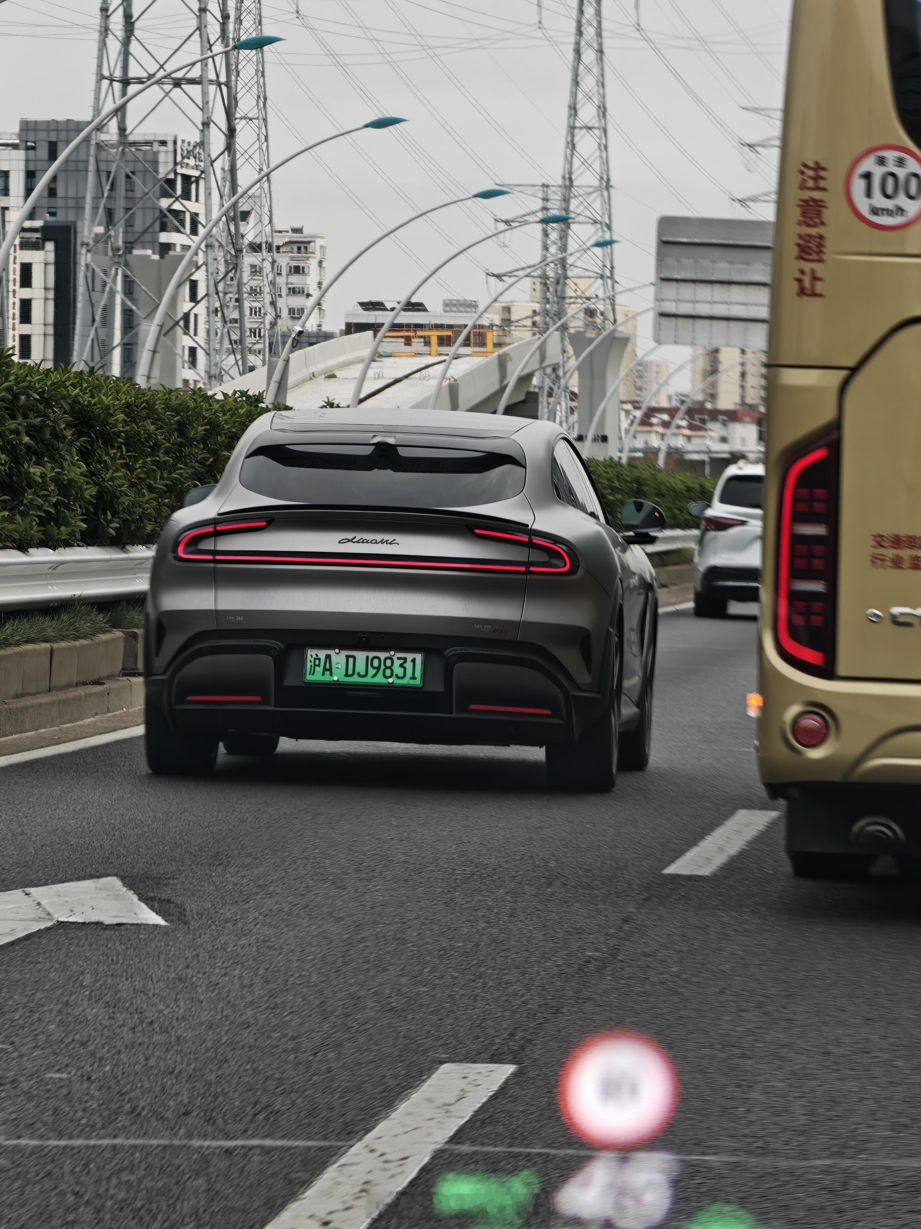 比起这个兰博基米这个尾标，我更喜欢xiaomi这几个字样.. 小米YU7