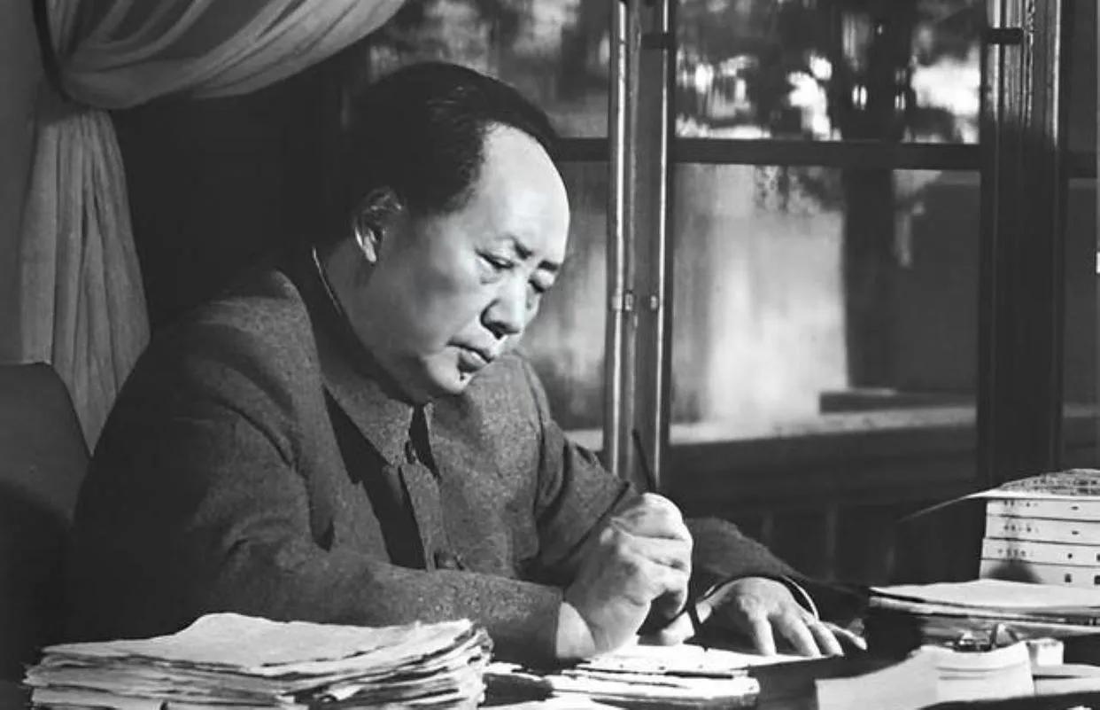 毛主席出生于1893年12月26日，逝世于1976年9月9日，享年83岁。
他是