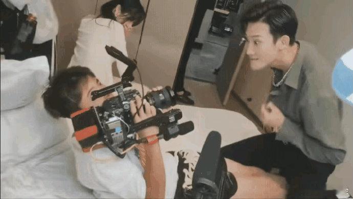 原来是这样拍亲密戏的吗，看来演员不容易，摄影师更不容易 ​ ​​​