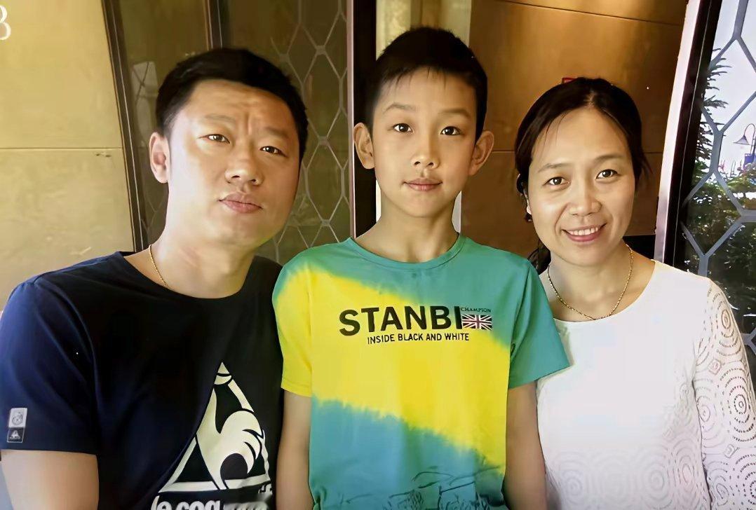 张展硕的父亲的肩膀就够宽，基因这个东西也真是厉害。张勋山两口子以前都有田径运动的