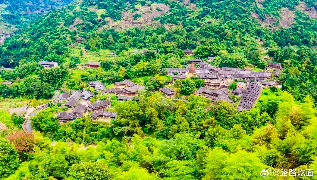 老屋错落掩映山林，远离喧嚣，独享一份宁静。 ​​​