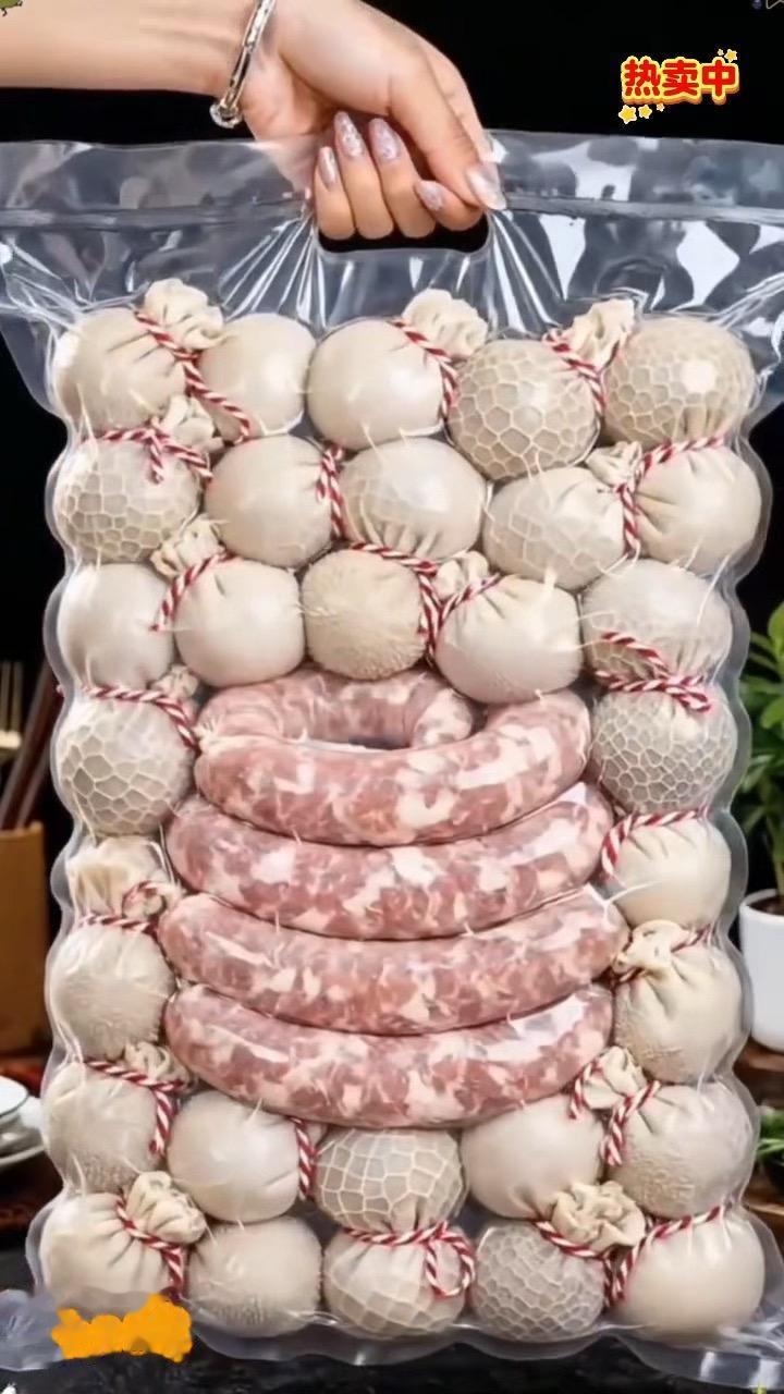 草原风味肚包肉&羊肉肠：一口鲜醇，地道本味之选草原特色肚包肉，精选鲜嫩...