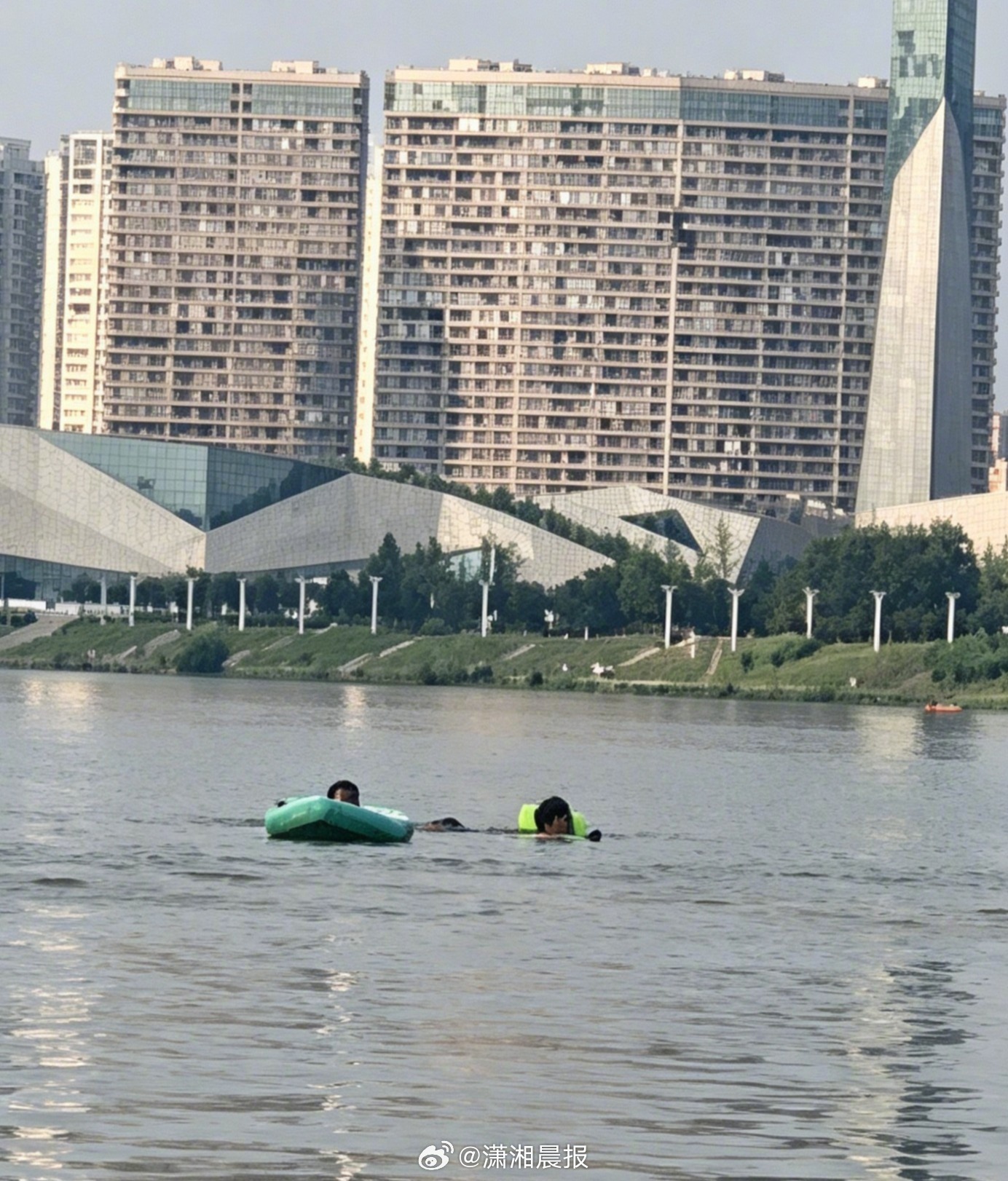 【#记者暗访长沙湘江边浆板野划乱象#】#野划下水遇挖沙船浪打翻桨板多人落水#5月