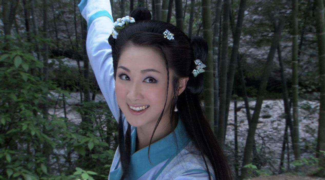 薛平贵记忆中薛琪穿的这件蓝衣服显得她既清秀又可爱，比后面的魏夫人装扮要清纯的多。