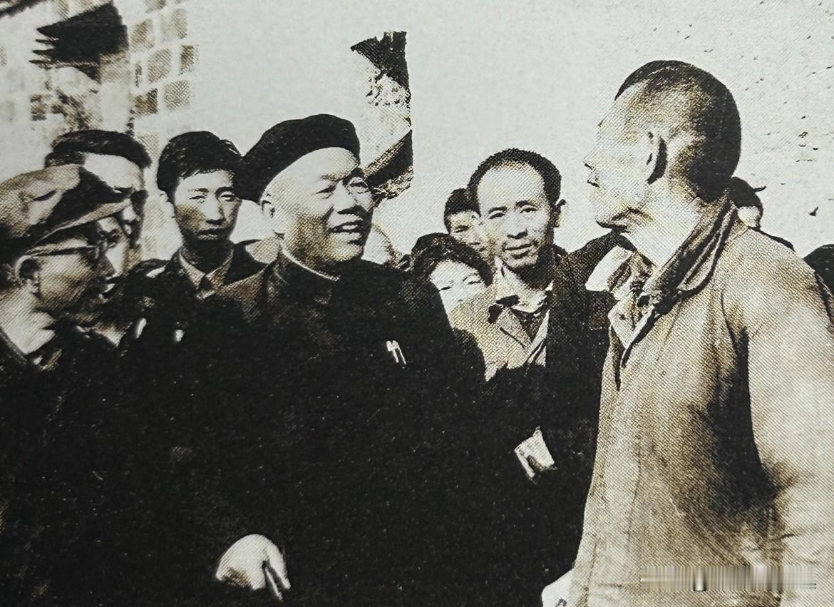 1981年10月29日，韩先楚将军回红安老家上新集镇吴家嘴村，与乡亲们亲切交谈。