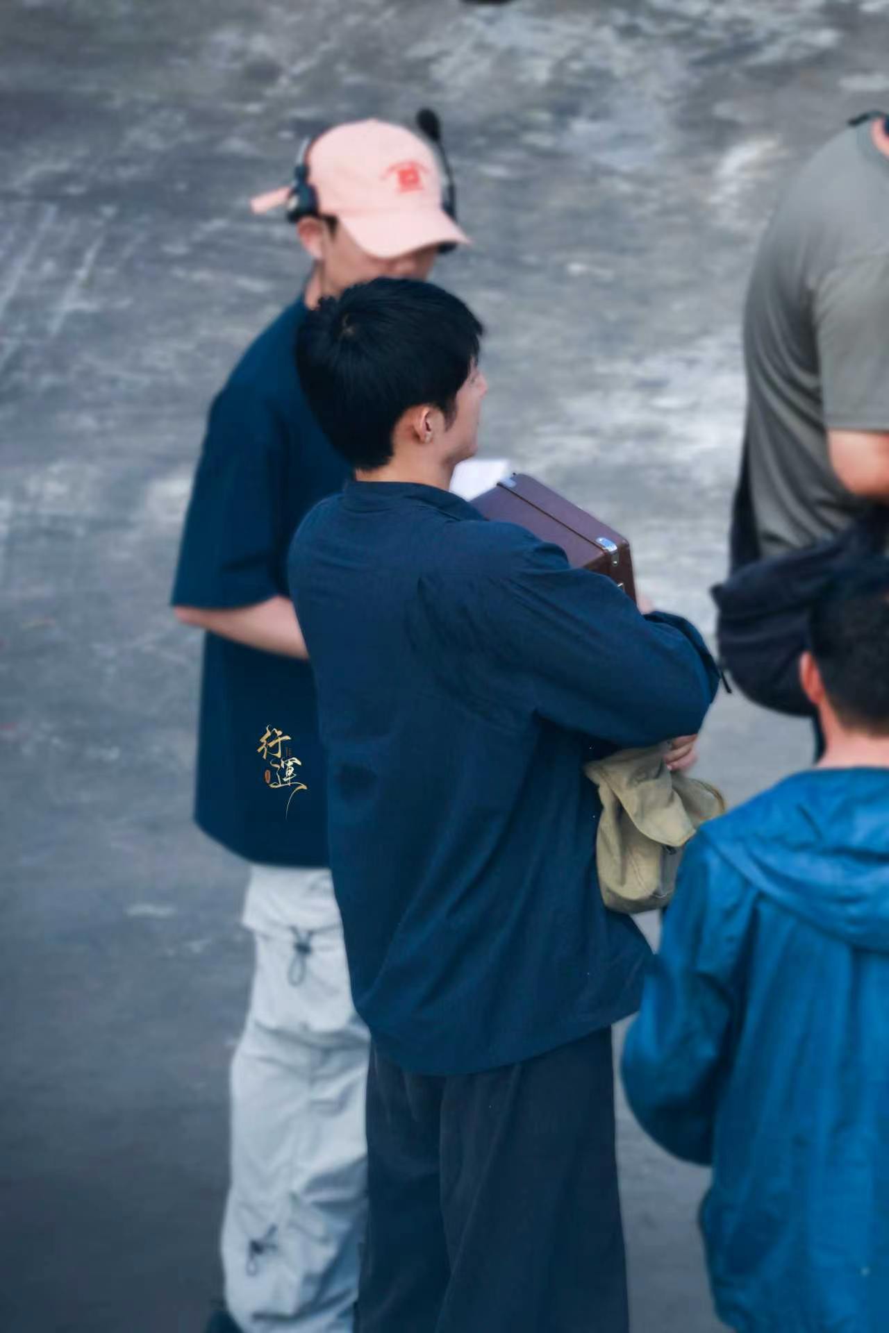 黄景瑜今年第二部央视剧 看着陈一众背着布包四处下乡取证的镜头，瞬间就能共情老一辈