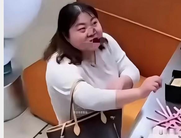“惹到我算你倒霉”🔥🔥连云港在编女教师当众辱骂 19 岁店员，拘留 5 日还