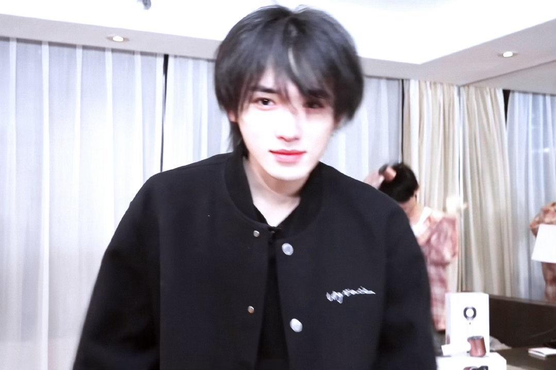宋亚轩🐬 青年演员宋亚轩 🐚宋亚轩廿二启航声光织影 在光芒下翻阅你的文字，每