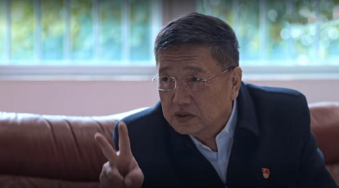53岁老戏骨谢宁对着镜头痛哭，眼泪啪嗒啪嗒往下流，甚至还飙了一个脏字，就连鼻涕都