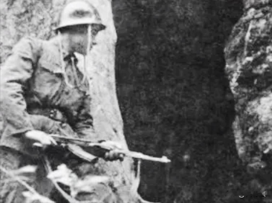 1984年，老山战役打响后，一名战士摔落山崖和部队失去了联系，不料他竟然误打误撞