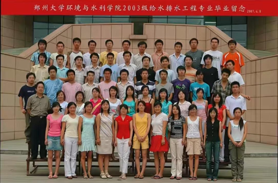 看了张雪峰当年毕业照
感慨颇深
他穿着一件格子衣服，胸口的地方直接不系纽扣，其他