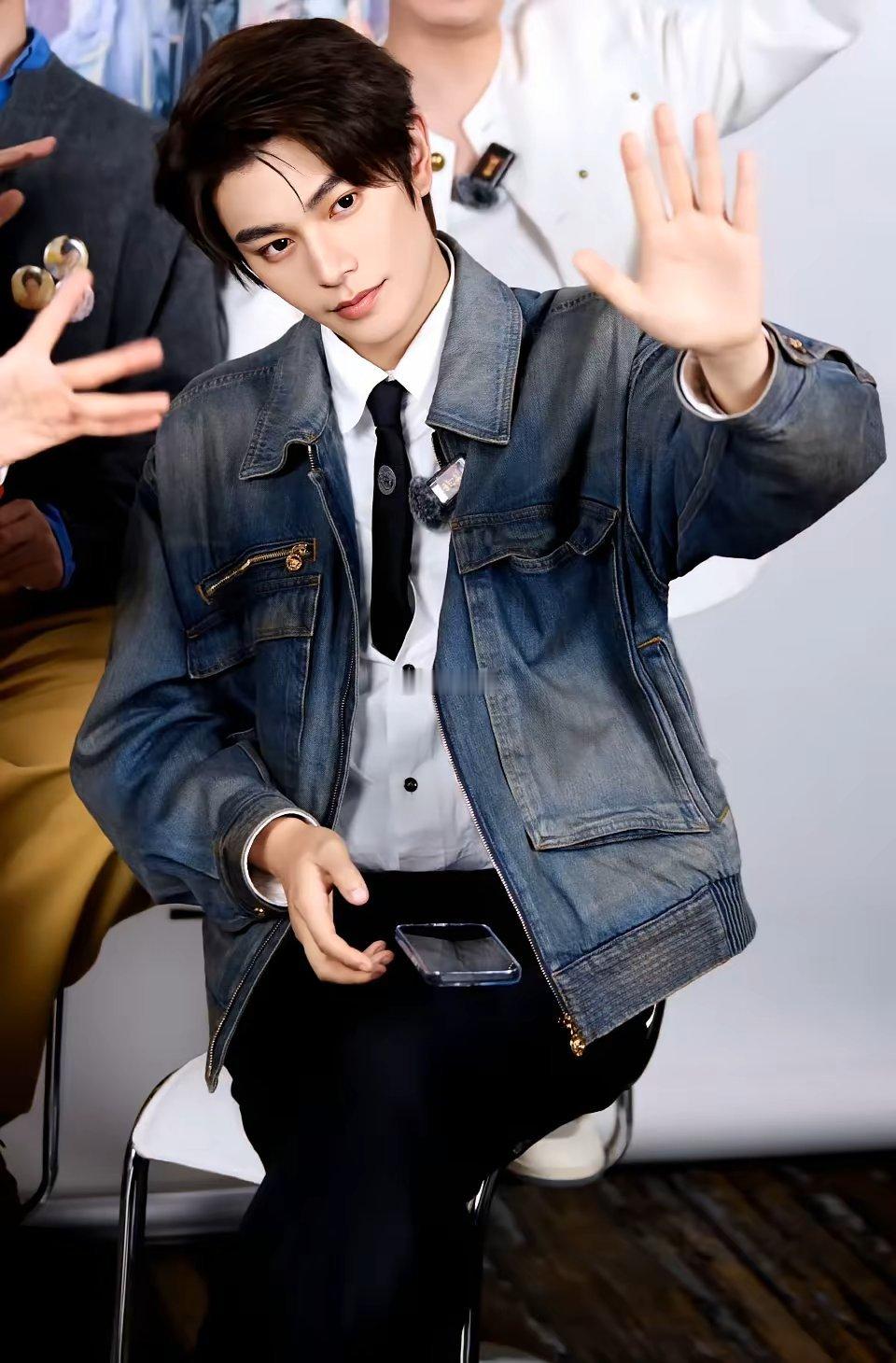 我敢说丁禹兮即使以后不拍戏了不做演员了也能在娱乐圈发展得特别好。因为他不仅适合当