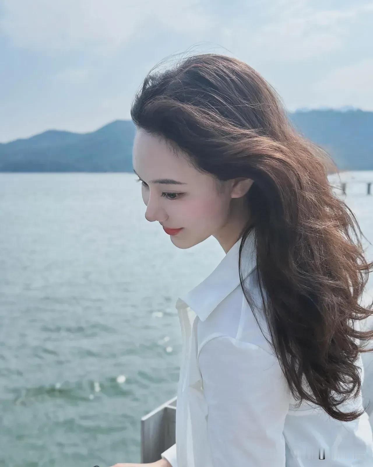 黄果树瀑布~~黄果树瀑布以高77.8米、宽101米的壮丽瀑布景观，是亚洲最大瀑布