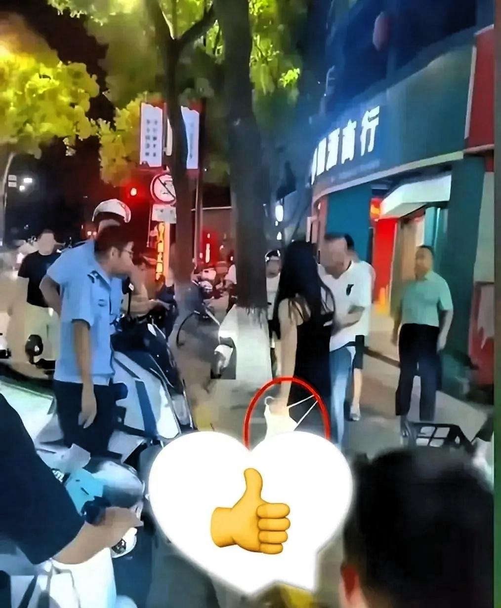 笑不活了！浙江温州，女子晾晒内裤的时候，一不小心手滑了，内裤掉到了楼下，结果正好