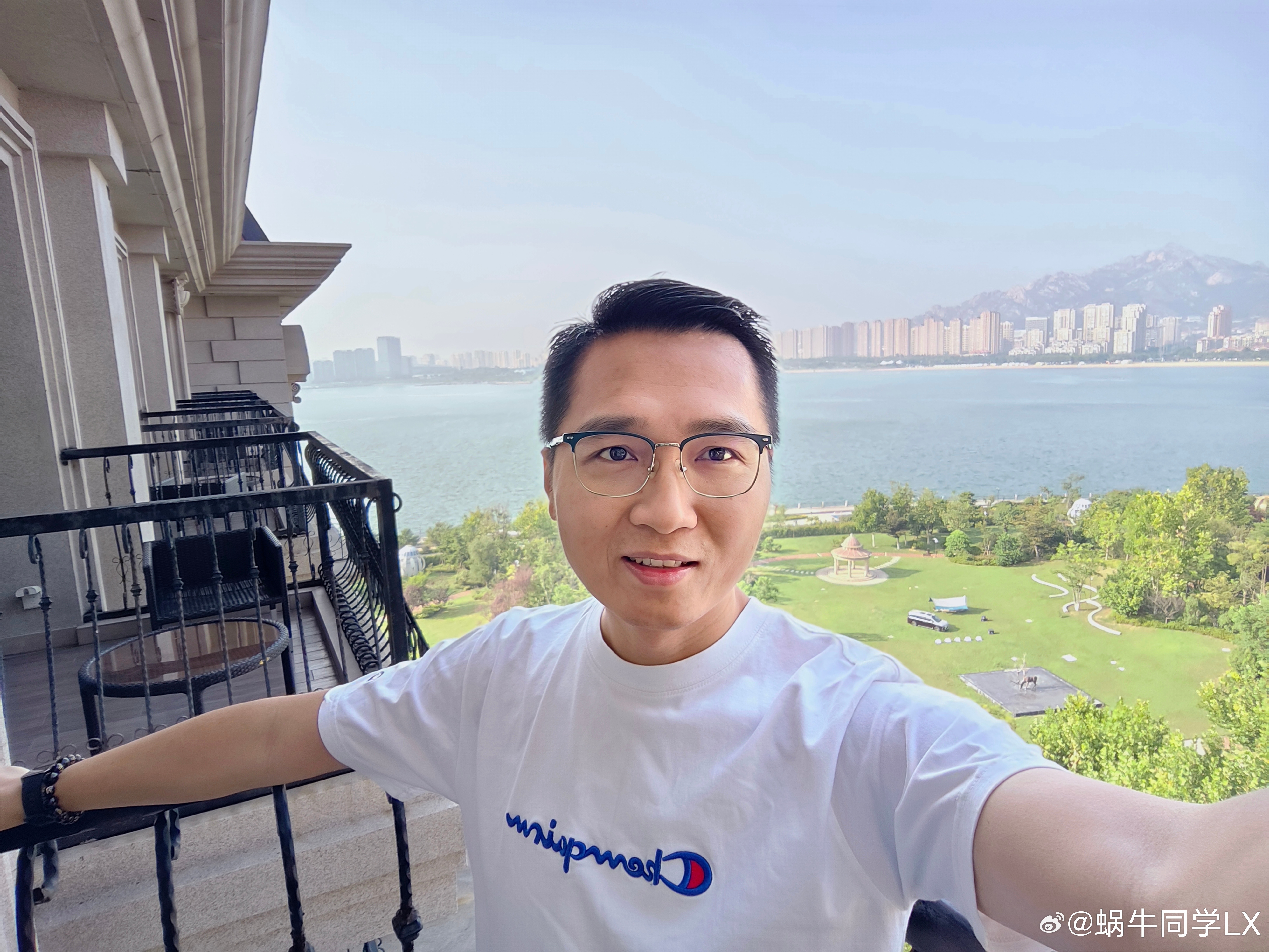 早安，青岛！身后就是今天的工作内容，2026款岚图梦想家。来青岛，不吃海鲜相当于