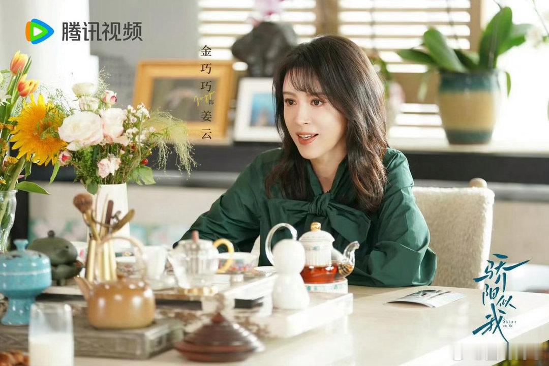 佘诗曼、林志玲、蒋勤勤、金巧巧四位女星同龄皆51岁，岁月沉淀各有风韵，状态差距尽