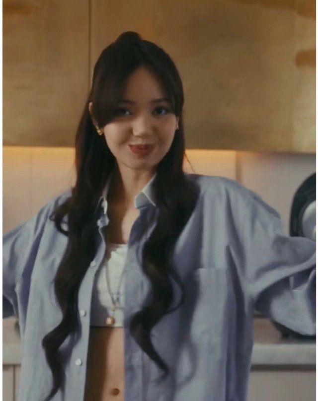 lisa一旦贴上疯马秀的标签，她的正常自拍都会给人一种..... ​​​