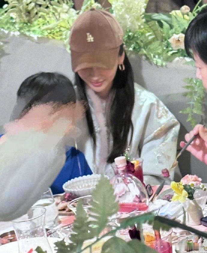 有网友偶遇Angelababy 带着小海绵吃饭，穿了一身新中式的棉服很有气质。 
