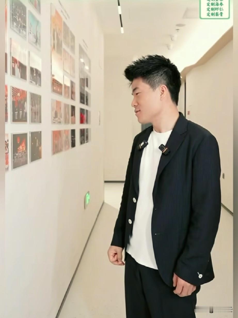董宇辉带朋友们参观公司是一件有趣的事，一路看一路听他碎碎念。与往年不同，今年多了