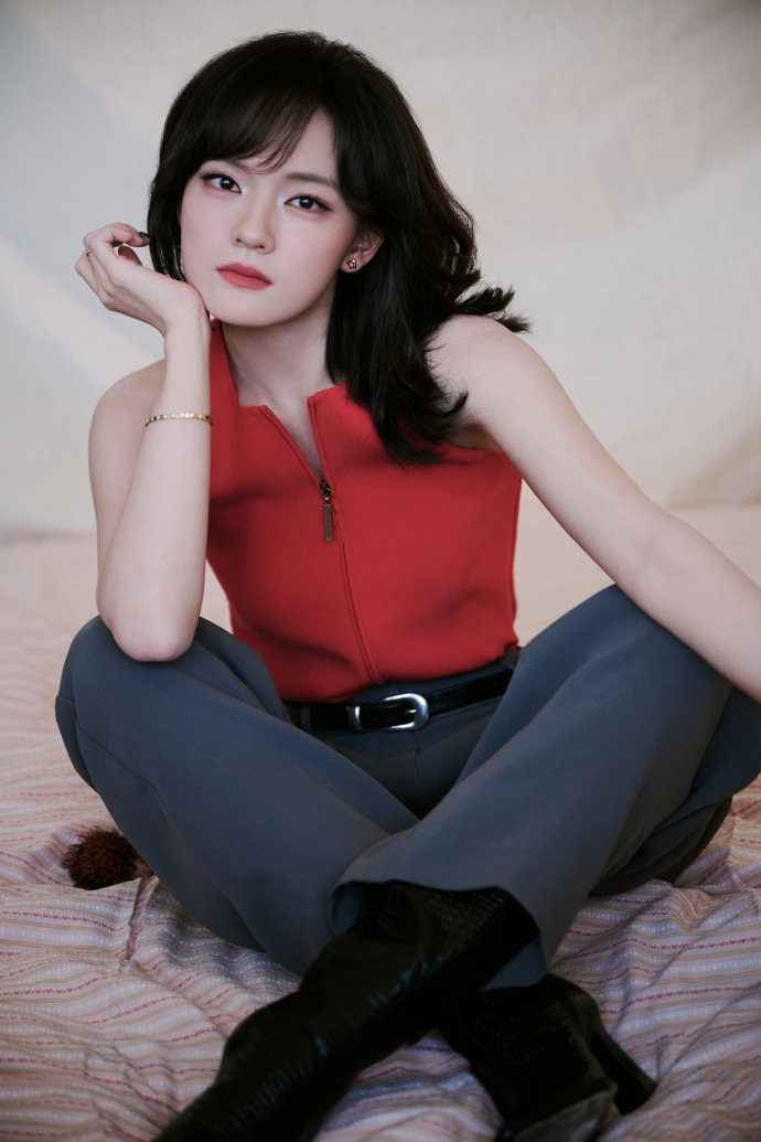 文淇深圳活动生图 文淇深圳活动生图，文淇今日活动路透，红色背心灰色西装裤造型干练