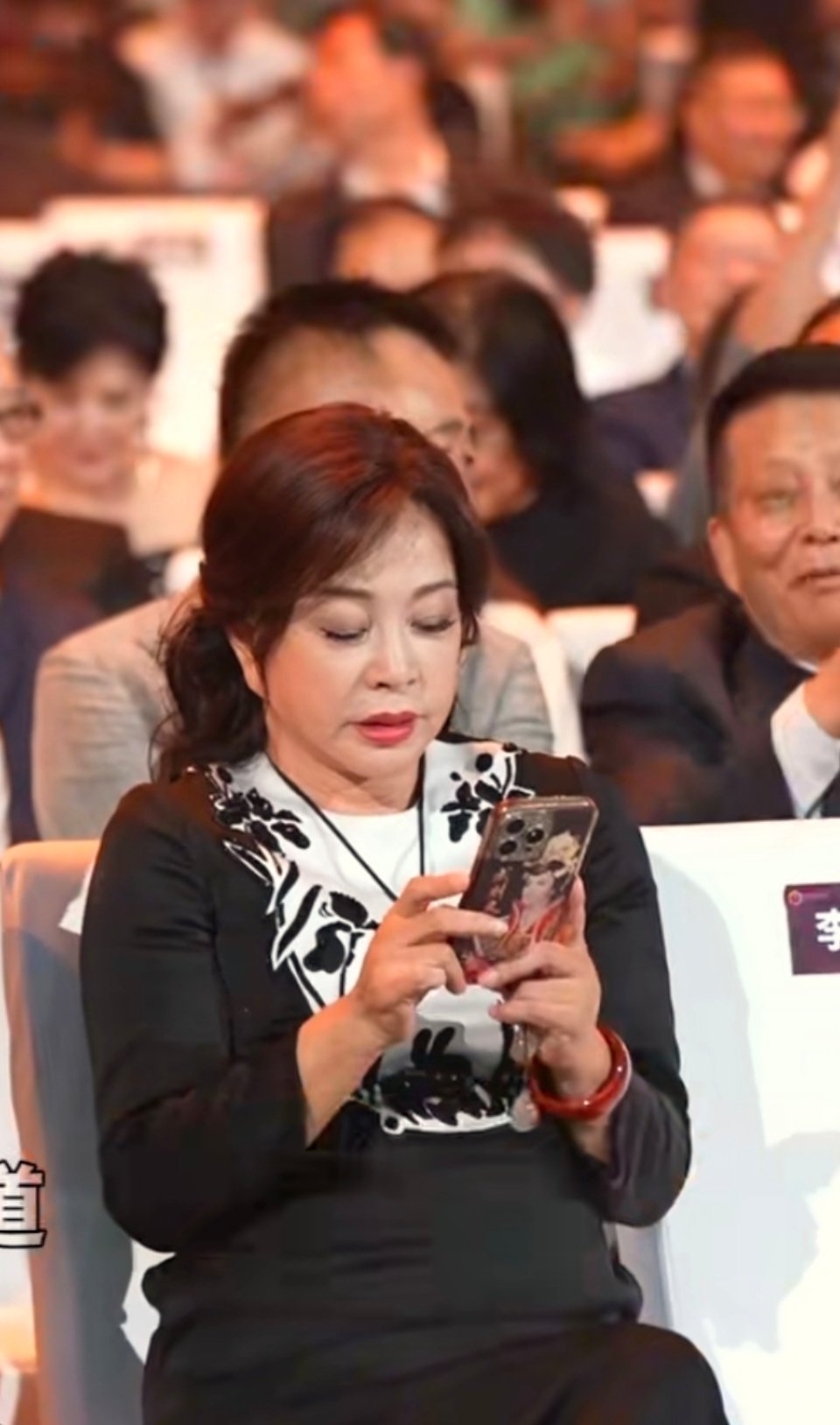 刘晓庆阿姨的手机壳是亮点，她是真爱自己 ​​​