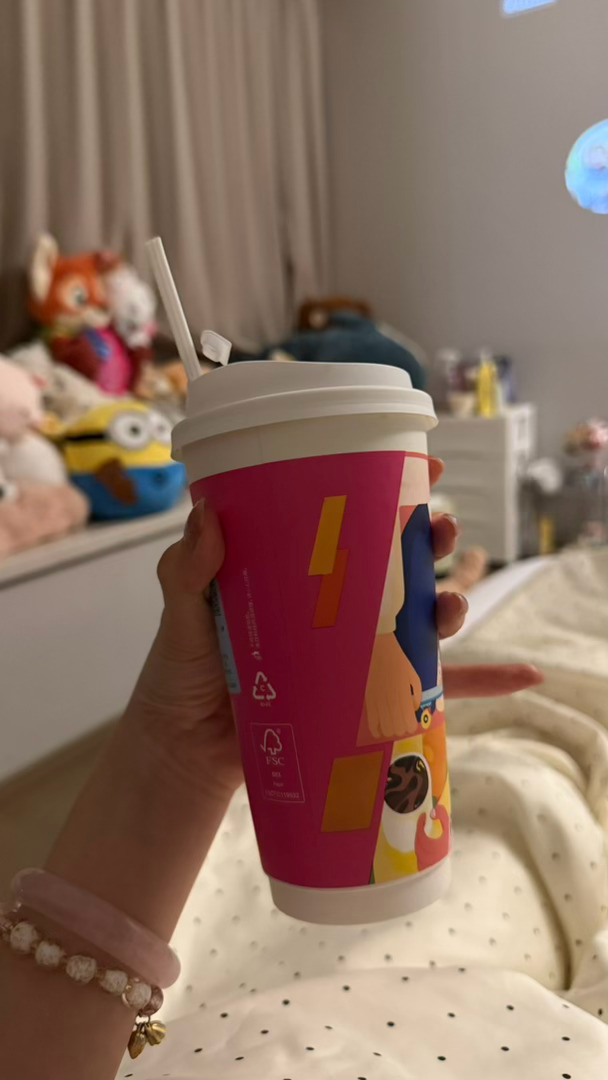 其实我的咖啡杯里装的是桂圆枸杞玫瑰花茶 