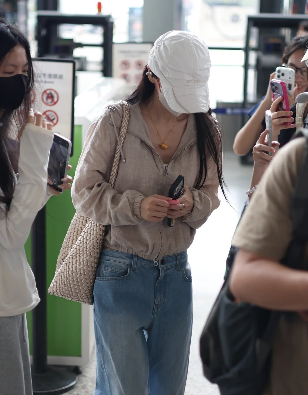 姐宝上海机场出发北京受邀参加品牌服装大秀期待今晚闪耀的鼻姐