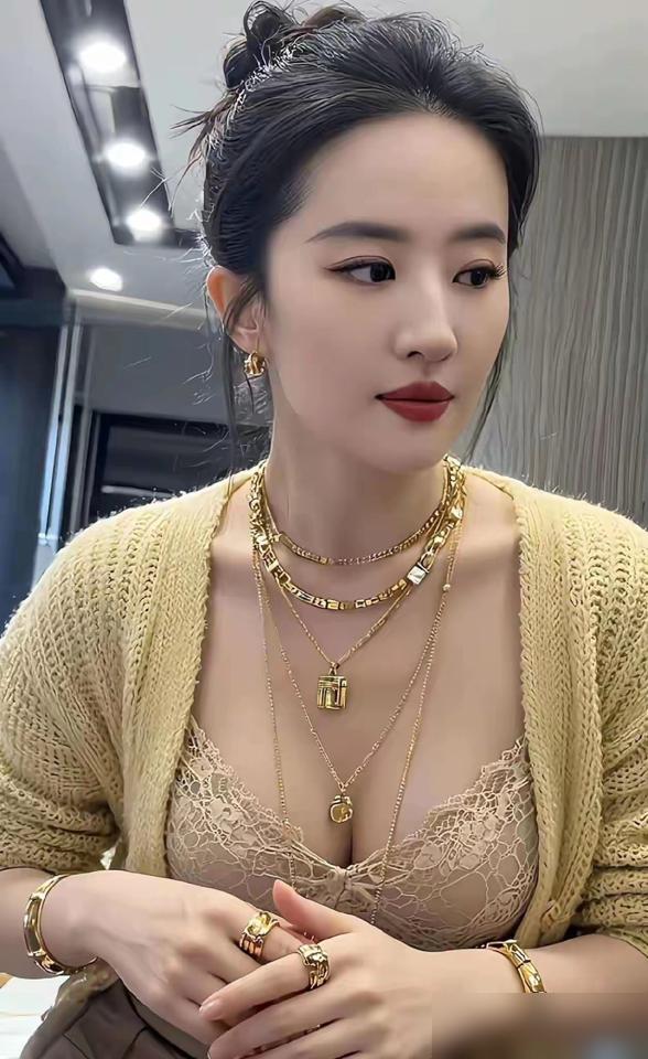 刘亦菲彻底不端神仙姐姐的架子了。
阿布扎比F1赛场穿黑裙秀小腿肌肉，飒得出圈。