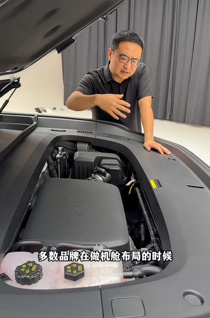 小米澎程的前机舱，内部管路布置非常干净整洁，小米也并没有搞一块盖板把前机舱全部盖
