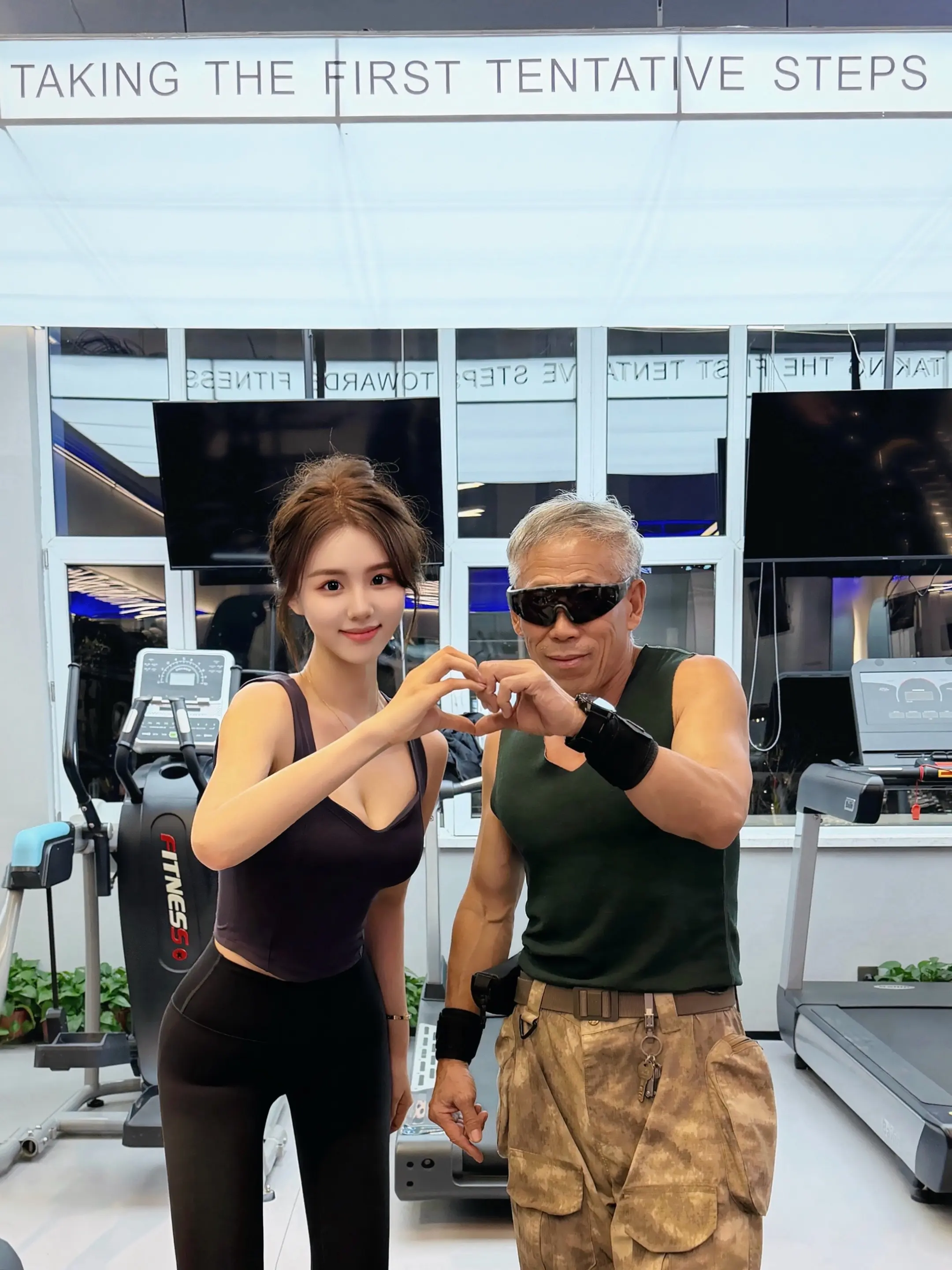 你拿什么和我比 这么冷的天我还出来爬坡 还偶遇周大爷