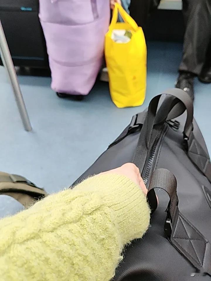 我这个善变的女人，虽然上地铁前热的我满头大汗。
不过地铁启动了，冷风一吹，我就舒
