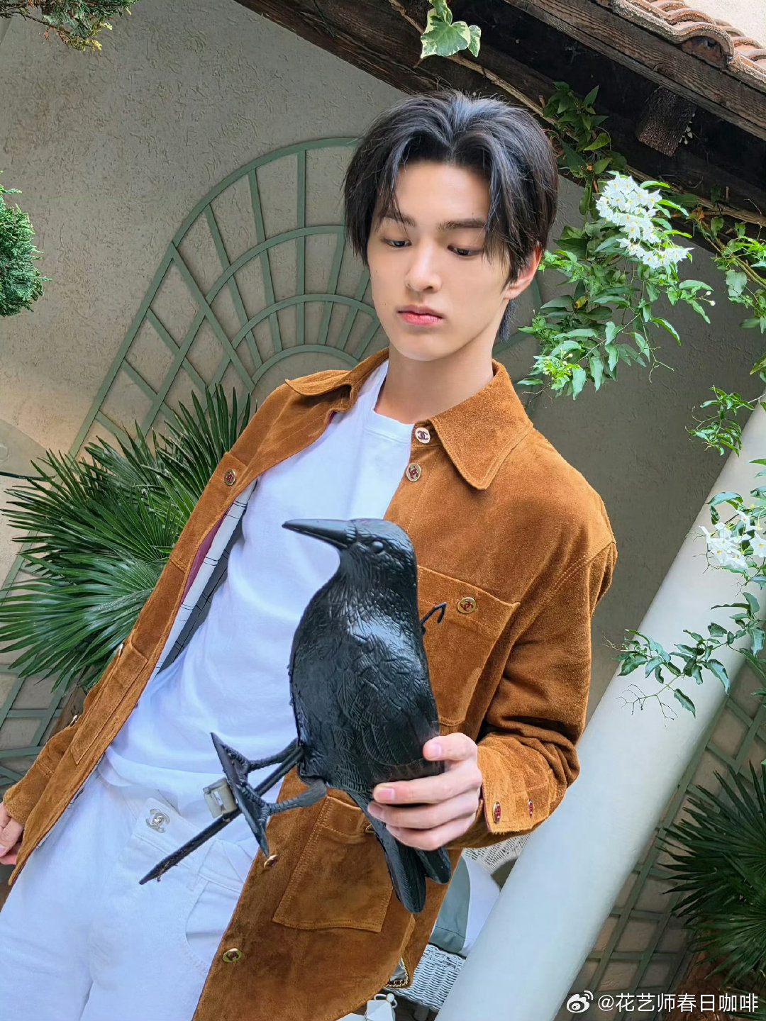 安乾镐vogue杂志内页 安乾镐10月初出席巴黎时装周，单人直邀看秀，现在又有《