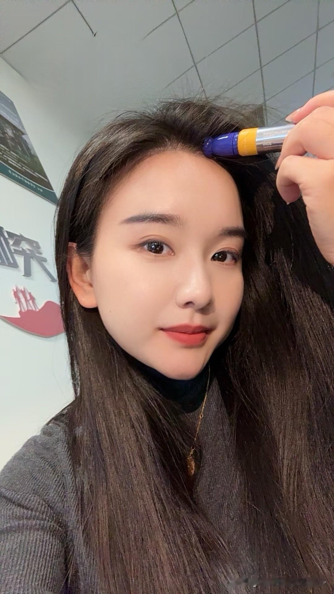 青丝如瀑，笑靥如花。