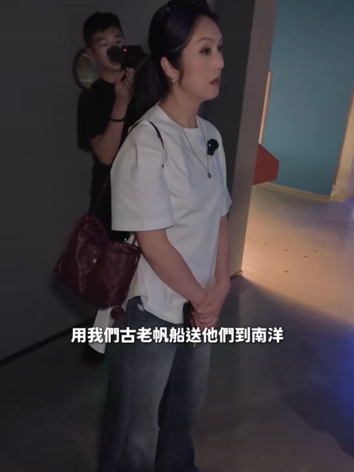 杨千嬅在厦门侨批馆给歌迷留言 杨千嬅逛侨批馆在信纸上给粉丝写祝福，厦门演唱会说不