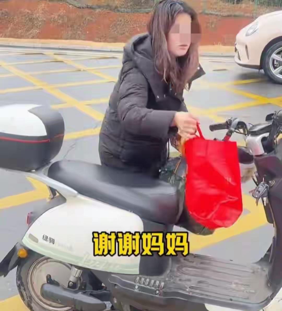 江西赣州暴雨天这一幕看哭全网：后妈双手冻紫冒雨送饭，高中继子扒饭时眼泪砸进饭盒