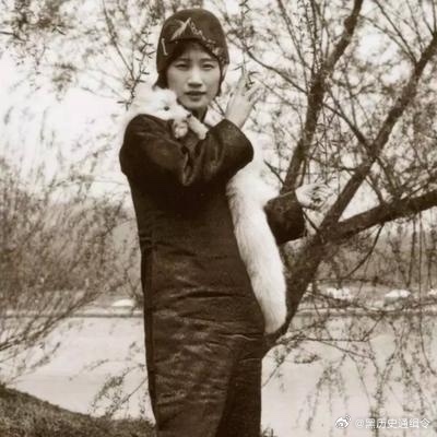 1932年，在徐志摩的葬礼上，陆小曼坚持要将徐志摩的寿衣换成西装。有人小声告诉她