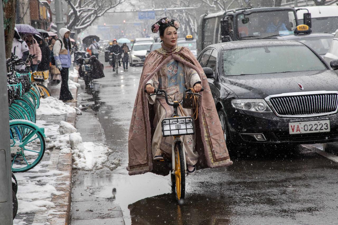 雪天出门溜达，竟然碰见军车保驾的格格。#街拍中国#