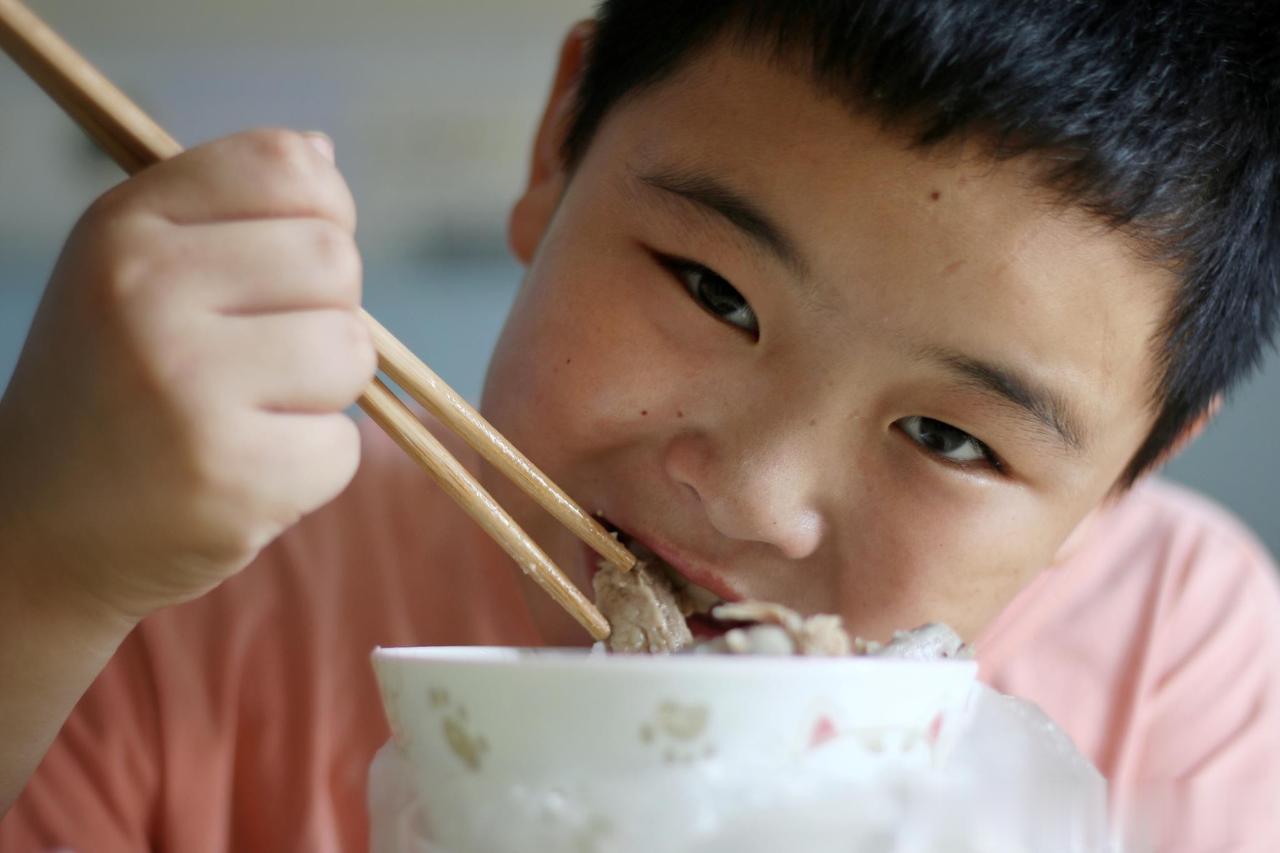 这个方法百试百灵，养脾胃的方法就一个字“饿”，别不舍得！
 
小孩子不怕饿，就怕