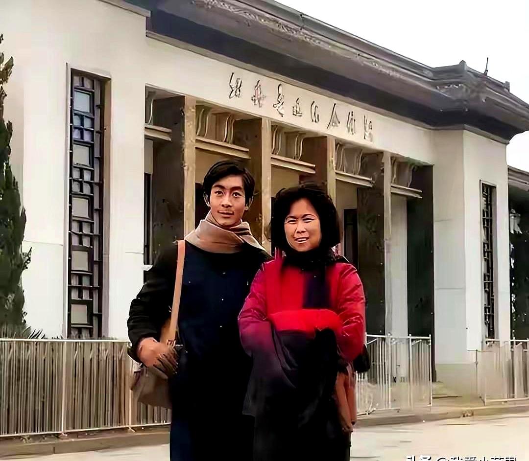 你说嫁给小14岁的男人图啥？
《西游记》导演杨洁当年34岁离婚带仨娃，20岁的摄