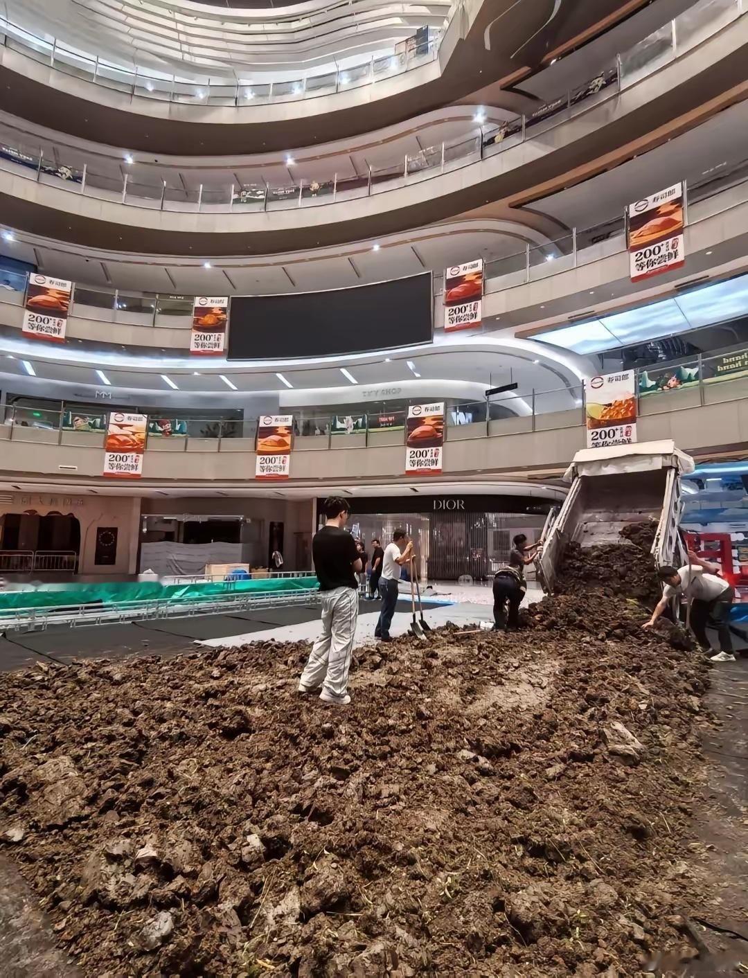 浙江已经发达到这个程度了！在土地上盖商场，盖好商场再把土运回去。 
