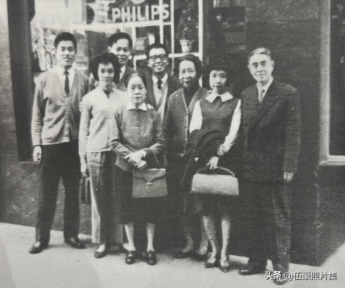 1964年底，杨振宁与父母、弟妹和朋友摄于香港。从左至右依次为：杨振汉（三弟）、