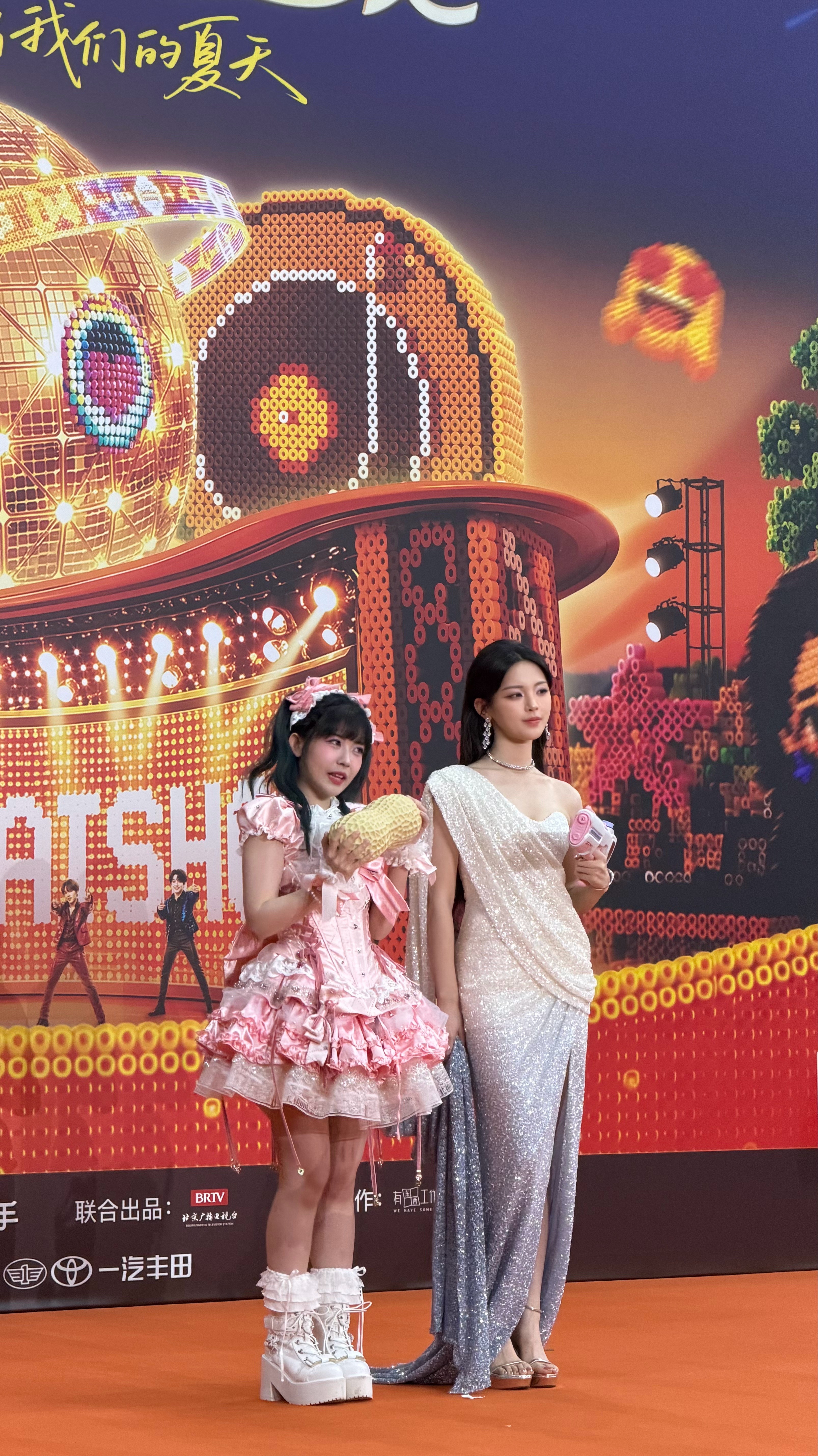 杨超越赖美云模仿海尔兄弟 宝宝你们两个是两块甜甜的小蛋糕～俩人这波模仿从造型到表