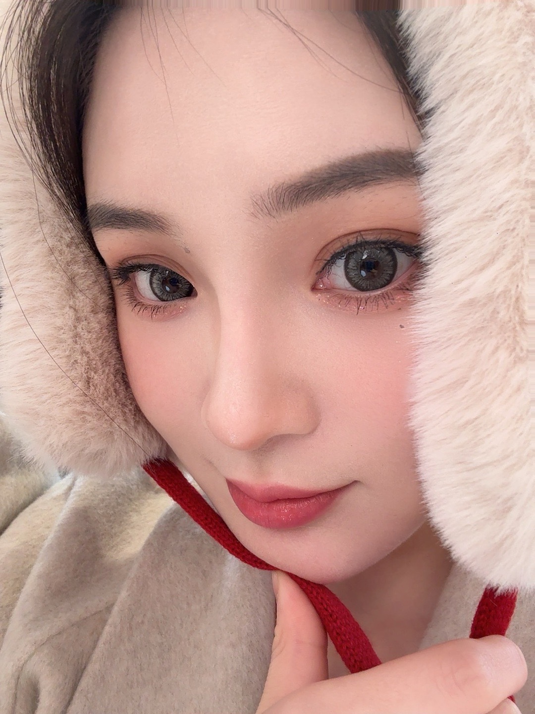 我状态蛮好的姐妹们就是有点卡粉之想做美妆护肤博主 因为我是手残熬夜乱吃党花钱花出